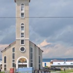 De zandzakken moeten de kerk beschermen