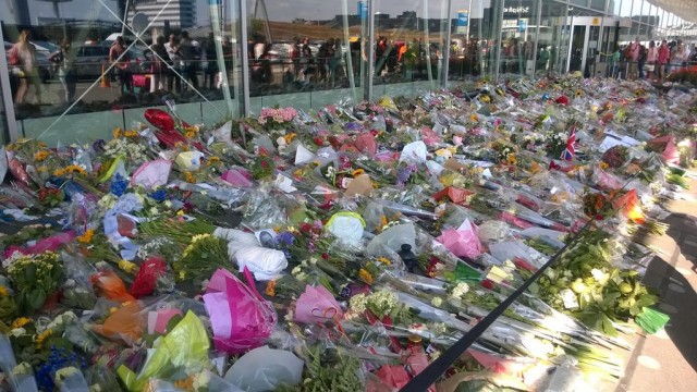 Bloemen Schiphol voor slachtoffers MH17